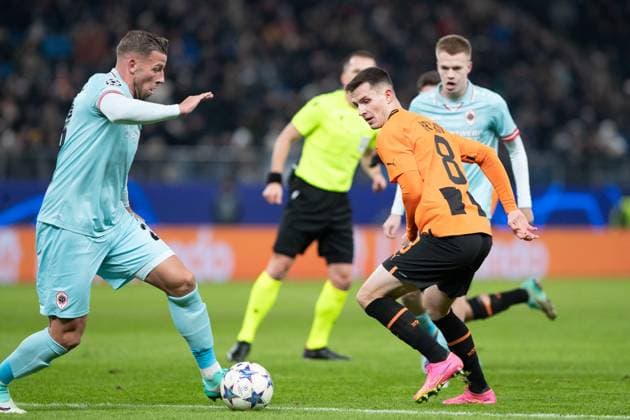 UEFA Champions League Shakhtar Royal Antwerp 28 11 2023 duel Toby Alderweireld Royal Antwerp, 23 , Dmytro Kryskiv FC Shakhtar Donetsk, 8 UEFA Champions League Shakhtar Royal Antwerp Hamburg, Volksparkstadion, 28 11 2023 Copyright: xBEAUTIFULxSPORTS Buriakovx
