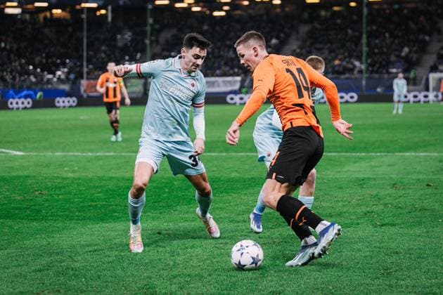 Soccer I Men I Season 2023 2024 I UEFA Champions League I Matchday 5 I Shakhtar Donetsk Royal Antwerp FC I 28 11 2023 Danylo Sikan 14, Shakhtar Donetsk v Jelle Bataille 34, Royal Antwerp FC in dribbling Hamburg Volksparkstadion Hamburg Germany Copyright: xLobecax xHenningxRohlfsx