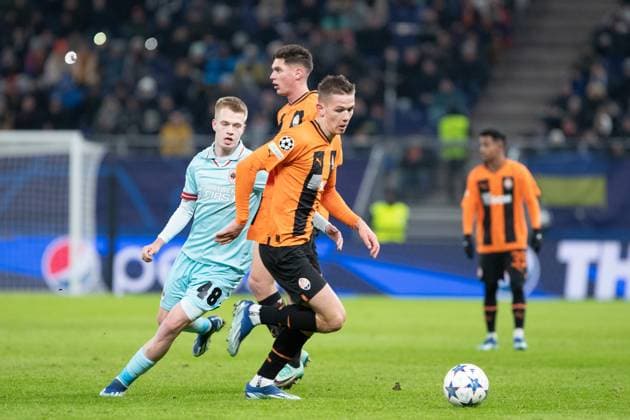 UEFA Champions League Shakhtar Royal Antwerp 28 11 2023 Dmytro Kryskiv FC Shakhtar Donetsk, 8 in duel with Arthur Vermeeren Royal Antwerp, 48 UEFA Champions League Shakhtar Royal Antwerp Hamburg, Volksparkstadion, 28 11 2023 Copyright: xBEAUTIFULxSPORTS Buriakovx