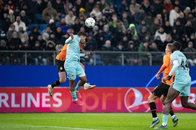 UEFA Champions League Shakhtar Royal Antwerp 28 11 2023 duel Giorgi Goholeischvili FC Shakhtar Donetsk, 13 , Owen Wijndal Royal Antwerp, 5 UEFA Champions League Shakhtar Royal Antwerp Hamburg, Volksparkstadion, 28 11 2023 Copyright: xBEAUTIFULxSPORTS Buriakovx