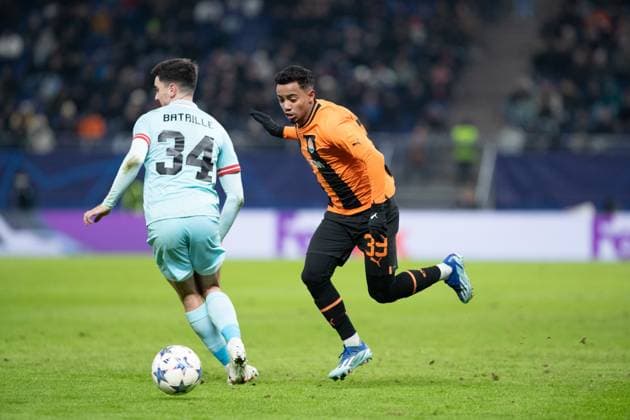 UEFA Champions League Shakhtar Royal Antwerp 28 11 2023 Newerton FC Shakhtar Donetsk, 39 in duel with Jelle Bataille Royal Antwerp, 34 UEFA Champions League Shakhtar Royal Antwerp Hamburg, Volksparkstadion, 28 11 2023 Copyright: xBEAUTIFULxSPORTS Buriakovx