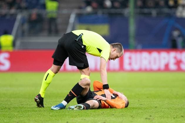 UEFA Champions League Shakhtar Royal Antwerp 28 11 2023 Heorhii Sudakov FC Shakhtar Donetsk, 10 lies on the pitch with the injury UEFA Champions League Shakhtar Royal Antwerp Hamburg, Volksparkstadion, 28 11 2023 Copyright: xBEAUTIFULxSPORTS Buriakovx