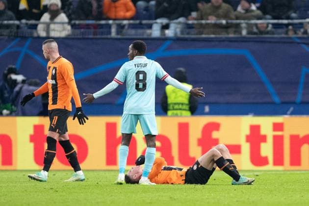 UEFA Champions League Shakhtar Royal Antwerp 28 11 2023 Heorhii Sudakov FC Shakhtar Donetsk, 10 lies on the pitch with the injury UEFA Champions League Shakhtar Royal Antwerp Hamburg, Volksparkstadion, 28 11 2023 Copyright: xBEAUTIFULxSPORTS Buriakovx
