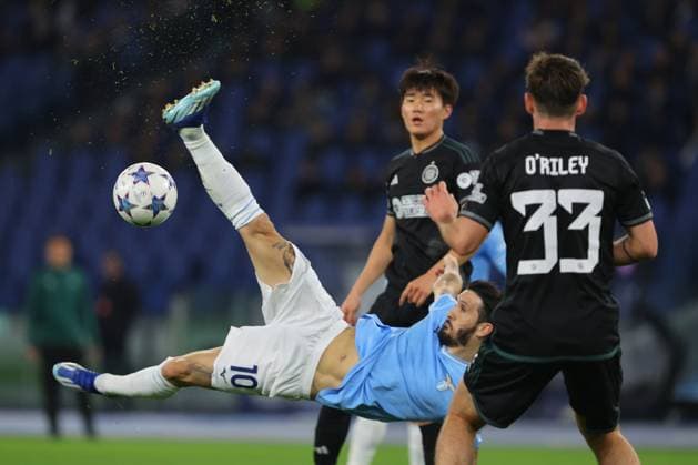 UEFA CHAMPIONS LEAGUE 2023-2024 - GROUP E - SS Lazio vs Celtic Glasgow, Olympic Stadium in Rome on 28th november 2023 Rome, Italy 28.11.2023: Luis Alberto of Lazio overhead kick during the Uefa Champions League 2023-2024 football, group E, between SS Lazio vs Celtic Glasgow at Olympic Stadium in Rome. Rome Olympic italy italy Copyright: xmarcoxiacobucci
