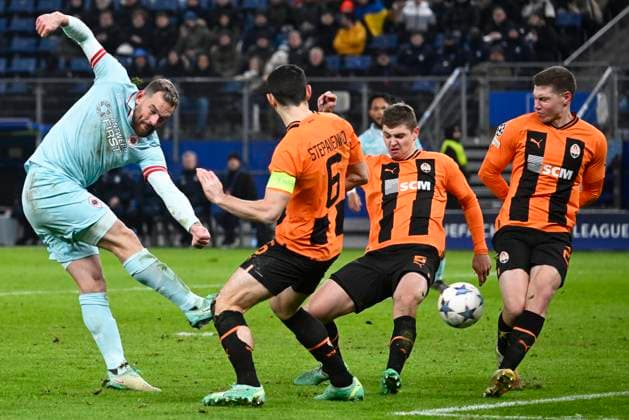 Shakhtar Donetsk v Royal Antwerp FC - UEFA Champions League HAMBURG, GERMANY - NOVEMBER 28 : Janssen Vincent forward of Antwerp FC shoots towards goal during the UEFA Champions League group H match between Shakhtar Donetsk and Royal Antwerp FC on November 28, 2023 in Hamburg, Germany, 28 11 2023 Hamburg Germany  Copyright: xPeterxDexVoechtx