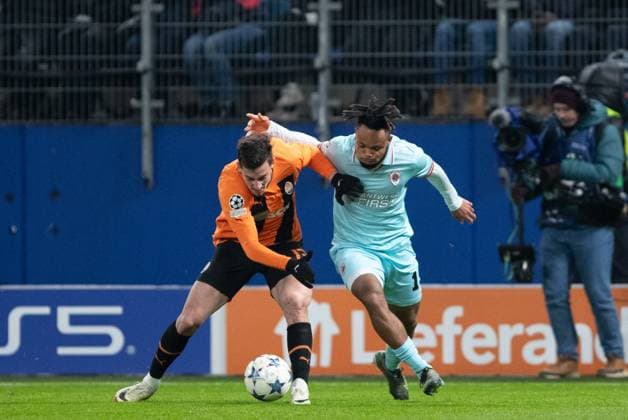 UEFA Champions League Shakhtar Royal Antwerp 28 11 2023 Duel Oleksandr Zubkov FC Shakhtar Donetsk, 11 , Chidera Ejucke Royal Antwerp, 19 UEFA Champions League Shakhtar Royal Antwerp Hamburg, Volksparkstadion, 28 11 2023 Copyright: xBEAUTIFULxSPORTS Buriakovx