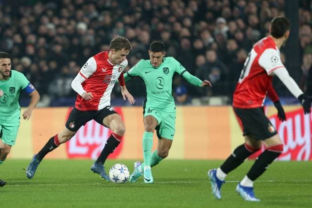 ROTTERDAM, 28-11-2023, Stadium de Kuip, UEFA Champions League, 2023 2024, Group stage, Feyenoord - Atletico Madrid, (L-R) Feyenoord player Mats Wieffer, Atletico Madrid player Nahuel Molina during the match Feyenoord - Atletico Madrid Feyenoord - Atletico Madrid  x23322194x Copyright: