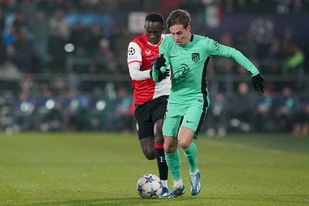 ROTTERDAM, 28-11-2023, Stadium de Kuip, UEFA Champions League, 2023 2024, Group stage, Feyenoord - Atletico Madrid, (L-R) Feyenoord player Yankuba Minteh, Atletico Madrid player Rodrigo De Paul during the match Feyenoord - Atletico Madrid Feyenoord - Atletico Madrid  x23322320x Copyright: