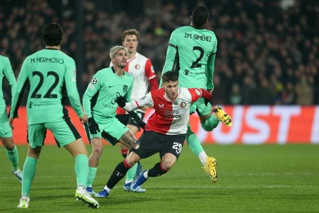 ROTTERDAM, 28-11-2023, Stadium de Kuip, UEFA Champions League, 2023 2024, Group stage, Feyenoord - Atletico Madrid, (L-R) Feyenoord player Santiago Gimenez, Atletico Madrid player Jose Gimenez during the match Feyenoord - Atletico Madrid Feyenoord - Atletico Madrid  x23322451x Copyright: