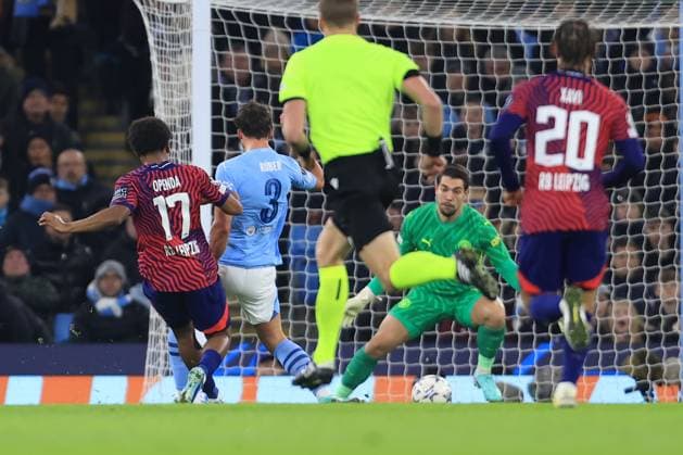 Manchester City gegen RB Leipzig 28. November 2023 UEFA Champions League Gruppe G Manchester City gegen RB Leipzig Lois Openda von RB Leipzig erzielt den Führungstreffer Foto Simon Stacpoole Abseits Manchester UK  Copyright: xSimonxStacpoolexOffside