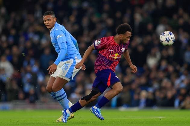 UEFA Champions League Group G Manchester City v RB Leipzig LoÃ¯s Openda 17 of RB Leipzig gets past Manuel Akanji 25 of Manchester City during the UEFA Champions League Group G match Manchester City vs RB Leipzig at Etihad Stadium, Manchester, United Kingdom, 28th November 2023 (Photo by Conor Molloy News Images) Manchester Etihad Stadium Manchester United, ManU Kingdom Copyright: xConorxMolloy NewsxImagesx