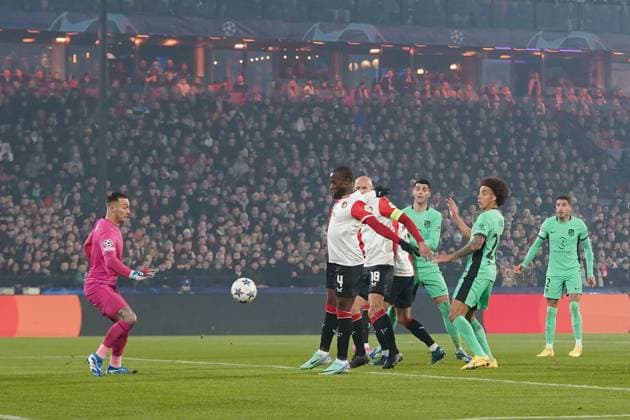 ROTTERDAM, 28-11-2023, Stadium de Kuip, UEFA Champions League, 2023 2024, Group stage, Feyenoord - Atletico Madrid, (L-R) Feyenoord goalkeeper Justin Bijlow, Feyenoord player Lutsharel Geertruida scores 0-1, own goal during the match Feyenoord - Atletico Madrid Feyenoord - Atletico Madrid  x23322509x Copyright: