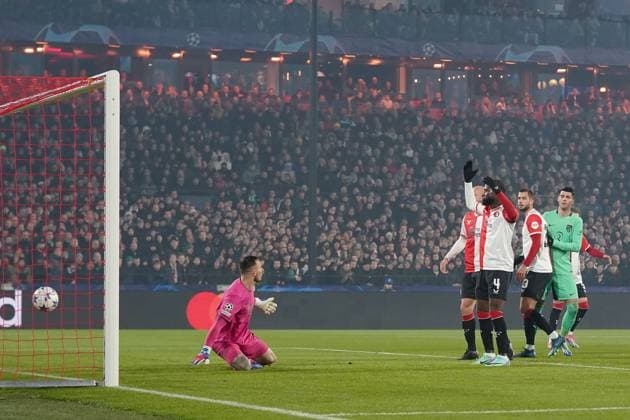 ROTTERDAM, 28-11-2023, Stadium de Kuip, UEFA Champions League, 2023 2024, Group stage, Feyenoord - Atletico Madrid, (L-R) Feyenoord goalkeeper Justin Bijlow, Feyenoord player Lutsharel Geertruida scores 0-1, own goal during the match Feyenoord - Atletico Madrid Feyenoord - Atletico Madrid  x23322513x Copyright: