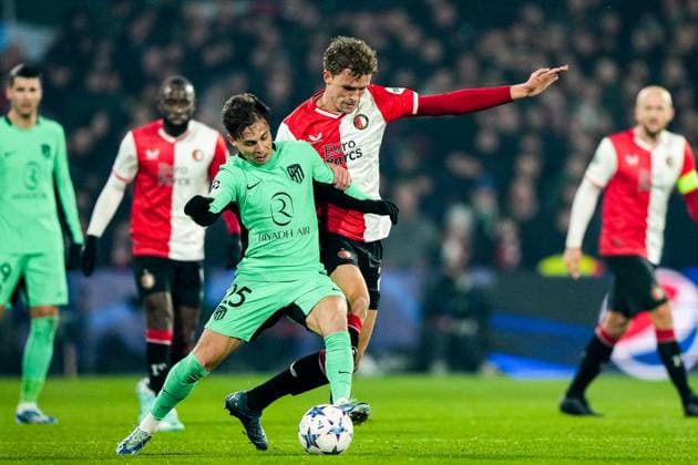 UEFA Champions League: Feyenoord v Atletico Madrid Rotterdam - Rodrigo Riquelme of Atletico Madrid, Mats Wieffer of Feyenoord during the 5th leg of the UEFA Champions League group stage between Feyenoord v Atletico Madrid at Stadion Feijenoord De Kuip on 28 November 2023 in Rotterdam, The Netherlands. Copyright: xTomxBodex