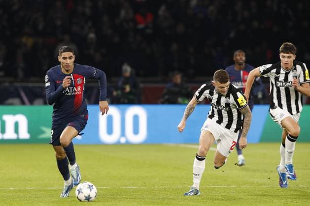 Achraf Hakimi (PSG) vs Kieran Trippier (Newcastle) FOOTBALL : Paris Saint Germain Vs Newcastle - Ligue des Champions - 28 11 2023 MichaelBaucher Panoramic 