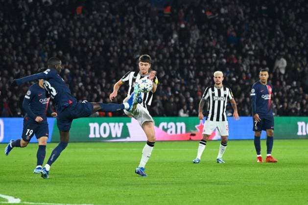 Randal Kolo Muani ( 23 - PSG ) and L MILEY ( 67 - Newcastle ) during the UEFA Champions League match between PSG and Newcastle at Parc Des Princes on November 28, 2023 in Paris, France. ( Photo by federico pestellini panoramic ) - FOOTBALL : Paris Saint Germain vs Newcastle - Ligue des Champions - 28 11 2023 FedericoPestellini Panoramic 