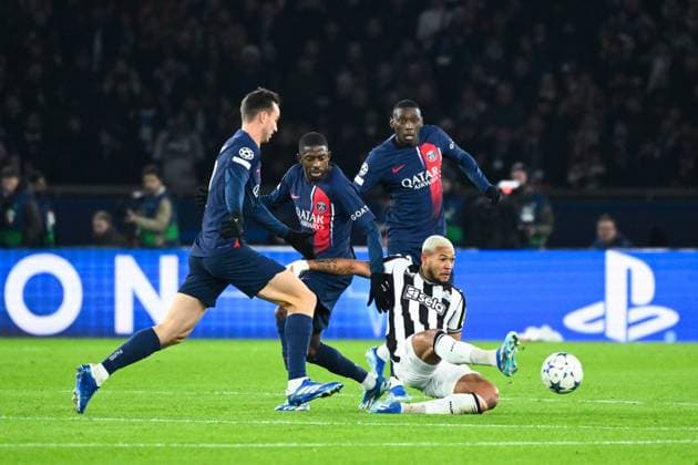 Joelinton ( 7 - Newcastle ) and Ousmane DEMBELE ( 10 - PSG ) during the UEFA Champions League match between PSG and Newcastle at Parc Des Princes on November 28, 2023 in Paris, France. ( Photo by federico pestellini panoramic ) - FOOTBALL : Paris Saint Germain vs Newcastle - Ligue des Champions - 28 11 2023 FedericoPestellini Panoramic 