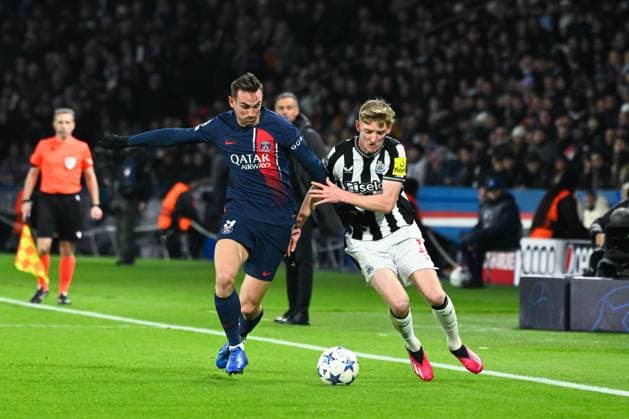 Fabian Ruiz ( 8 - PSG ) and Anthony Gordon ( 10 - Newcastle ) during the UEFA Champions League match between PSG and Newcastle at Parc Des Princes on November 28, 2023 in Paris, France. ( Photo by federico pestellini panoramic ) - FOOTBALL : Paris Saint Germain vs Newcastle - Ligue des Champions - 28 11 2023 FedericoPestellini Panoramic 