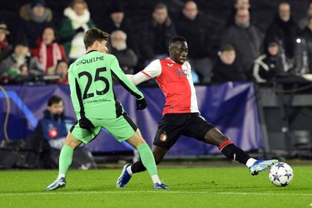 ROTTERDAM - (l-r) Rodrigo Riquelme of Atletico Madrid, Yankuba Minteh of Feyenoord during the UEFA Champions League group E match between Feyenoord and Atletico Madrid at Feyenoord Stadion de Kuip on November 28, 2023 in Rotterdam, Netherlands. ANP OLAF KRAAK UEFA Champions League 2023 24 2023 2024 xVIxANPxSportx xxANPxIVx 484969102 originalFilename: 484969102.jpg