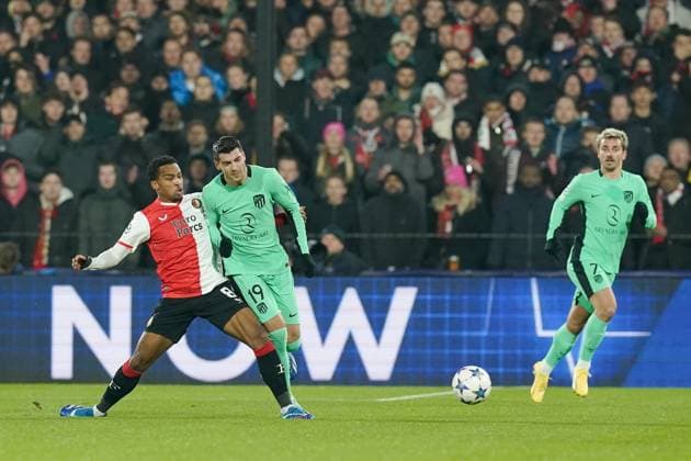 ROTTERDAM, 28-11-2023, Stadium de Kuip, UEFA Champions League, 2023 2024, Group stage, Feyenoord - Atletico Madrid, (L-R) Feyenoord player Quinten Timber, Feyenoord player Yankuba Minteh during the match Feyenoord - Atletico Madrid Feyenoord - Atletico Madrid  x23322651x Copyright: