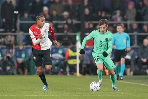 ROTTERDAM, 28-11-2023, Stadium de Kuip, UEFA Champions League, 2023 2024, Group stage, Feyenoord - Atletico Madrid, (L-R) Feyenoord player Calvin Stengs, Atletico Madrid player Rodrigo Riquelme during the match Feyenoord - Atletico Madrid Feyenoord - Atletico Madrid  x23322678x Copyright:
