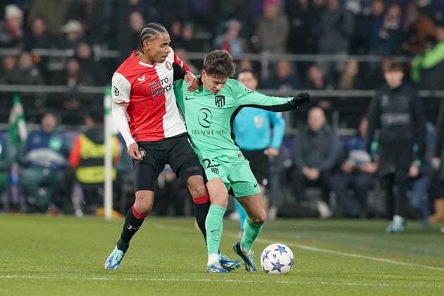 ROTTERDAM, 28-11-2023, Stadium de Kuip, UEFA Champions League, 2023 2024, Group stage, Feyenoord - Atletico Madrid, (L-R) Feyenoord player Calvin Stengs, Atletico Madrid player Rodrigo Riquelme during the match Feyenoord - Atletico Madrid Feyenoord - Atletico Madrid  x23322698x Copyright: