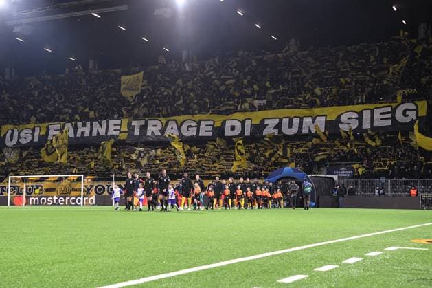 BERN, SWITZERLAND NOVEMBER 28 Young Boys and Crvena zvezda enter the field during the UEFA Champions League Group Stage match between BSC Young Boys and FK Crvena zvezda at Stadion Wankdorf on November 28, 2023 in Bern, Switzerland Bern Stadion Wankdorf Bern Switzerland Copyright: xJustPictures.ch ManuelxWinterbergerx jp-en-EuSpIm-Y.Boys_Crvena_28Nov2023_00009
