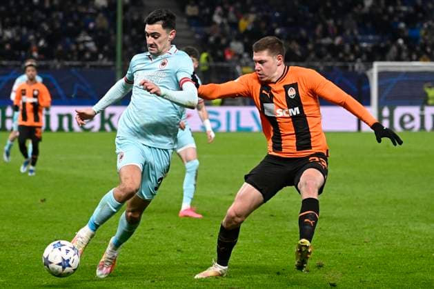 Shakhtar Donetsk v Royal Antwerp FC - UEFA Champions League HAMBURG, GERMANY - NOVEMBER 28 : Pedrinho defender of Shakhtar Donetsk battles for the ball with Bataille Jelle defender of Antwerp FC during the UEFA Champions League group H match between Shakhtar Donetsk and Royal Antwerp FC on November 28, 2023 in Hamburg, Germany, 28 11 2023 Hamburg Germany  Copyright: xPeterxDexVoechtx