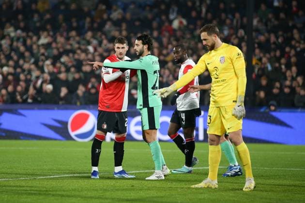 ROTTERDAM, 28-11-2023, Stadium de Kuip, UEFA Champions League, 2023 2024, Group stage, Feyenoord - Atletico Madrid, (L-R) Feyenoord player Santiago Gimenez, Atletico Madrid player Mario Hermoso during the match Feyenoord - Atletico Madrid Feyenoord - Atletico Madrid  x23322812x Copyright: