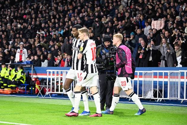 Alexander Isak ( 14 - Newcastle ) celebrates with teammates during the UEFA Champions League match between PSG and Newcastle at Parc Des Princes on November 28, 2023 in Paris, France. ( Photo by federico pestellini panoramic ) - FOOTBALL : Paris Saint Germain vs Newcastle - Ligue des Champions - 28 11 2023 FedericoPestellini Panoramic 