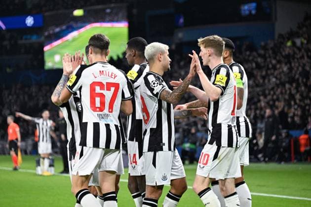Alexander Isak ( 14 - Newcastle ) celebrates with teammates during the UEFA Champions League match between PSG and Newcastle at Parc Des Princes on November 28, 2023 in Paris, France. ( Photo by federico pestellini panoramic ) - FOOTBALL : Paris Saint Germain vs Newcastle - Ligue des Champions - 28 11 2023 FedericoPestellini Panoramic 