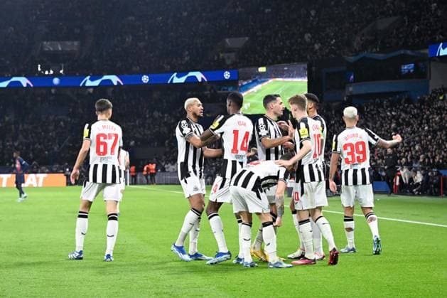 Alexander Isak ( 14 - Newcastle ) celebrates with teammates during the UEFA Champions League match between PSG and Newcastle at Parc Des Princes on November 28, 2023 in Paris, France. ( Photo by federico pestellini panoramic ) - FOOTBALL : Paris Saint Germain vs Newcastle - Ligue des Champions - 28 11 2023 FedericoPestellini Panoramic 