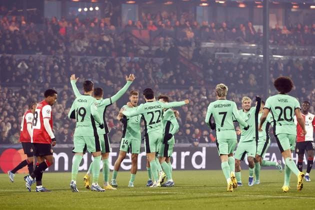 ROTTERDAM - Atletico Madrid players celebrate the 0-1 draw during the UEFA Champions League group E match between Feyenoord and Atletico Madrid at Feyenoord Stadium de Kuip on November 28, 2023 in Rotterdam, the Netherlands. ANP SEM VAN DER WAL UEFA Champions League 2023 24 2023 2024 xVIxANPxSportx xxANPxIVx 484970115 originalFilename: 484970115.jpg