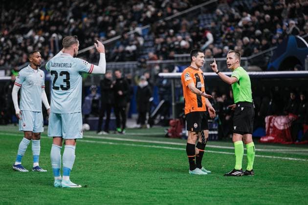 Soccer I Men I Season 2023 2024 I UEFA Champions League I Matchday 5 I Shakhtar Donetsk Royal Antwerp FC I 28 11 2023 Referee Bartosz Frankowski discusses with Taras Stepanenko 6, Shakhtar Donetsk and Toby Alderweireld 23, Royal Antwerp FC Hamburg Volksparkstadion Hamburg Germany Copyright: xLobecax xHenningxRohlfsx