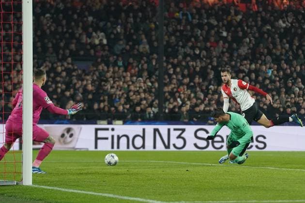 ROTTERDAM, 28-11-2023, Stadium de Kuip, UEFA Champions League, 2023 2024, Group stage, Feyenoord - Atletico Madrid, (L-R) Feyenoord goalkeeper Justin Bijlow, Atletico Madrid player Alvaro Morata during the match Feyenoord - Atletico Madrid Feyenoord - Atletico Madrid  x23323018x Copyright: