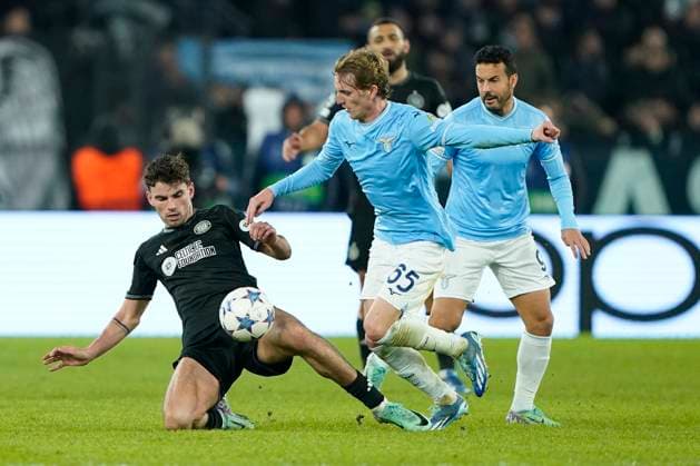 Nicolo Rovella of SS Lazio competes for the ball with Matthew O Riley of Celtic FC during the Uefa Champions League match between SS Lazio and Celtic FC at Stadio Olimpico Rome Italy on 28 November 2023. Rome Stadio Olimpico Rome Italy Copyright: xPhotoxSportxPicsx SP24-769-070