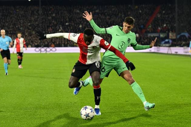 ROTTERDAM - (l-r) Yankuba Minteh of Feyenoord, Nahuel Molina of Atletico Madrid during the UEFA Champions League group E match between Feyenoord and Atletico Madrid at Feyenoord Stadion de Kuip on November 28, 2023 in Rotterdam, Netherlands. ANP OLAF KRAAK UEFA Champions League 2023 24 2023 2024 xVIxANPxSportx xxANPxIVx 484970735 originalFilename: 484970735.jpg
