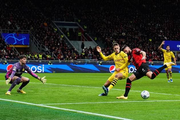 Foto Davide Spada LaPresse 28 novembre 2023 - Milano , Italia - calcio - Milan vs Borussia Dortmund - Champions League 2023 2024 - Stadio San Siro. Nella foto: Olivier Giroud (AC Milan); November 28 , 2023 Milan , Italy - sport, calcio - Milan vs Borussia Dortmund - Champions League 2023 2024 - San Siro Stadium . In the pic : Olivier Giroud (AC Milan);  Copyright: xSpada LaPressex