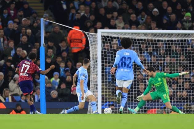 Manchester City gegen RB Leipzig 28. November 2023 UEFA Champions League Gruppe G Manchester City gegen RB Leipzig Lois Openda von RB Leipzig erzielt sein zweites Tor im Spiel Foto Simon Stacpoole Abseits Manchester UK  Copyright: xSimonxStacpoolexOffside