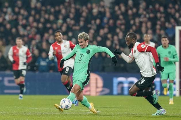 ROTTERDAM, 28-11-2023, Stadium de Kuip, UEFA Champions League, 2023 2024, Group stage, Feyenoord - Atletico Madrid, (L-R) Atletico Madrid player Antoine Griezmann, Feyenoord player Lutsharel Geertruida during the match Feyenoord - Atletico Madrid Feyenoord - Atletico Madrid  x23323099x Copyright: