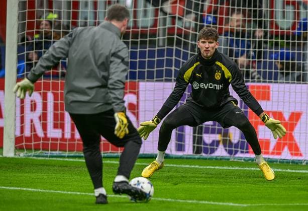 AC Milan v Borussia Dortmund, UEFA Champions League, Milano, Italy Milano, Italy. 28th, November 2023. Goalkeeper Gregor Kobel of Borussia Dortmund is warming up before the UEFA Champions League match between AC Milan and Borussia Dortmund at San Siro in Milano. Milano Italy  Copyright: xGonzalesxPhoto TommasoxFimianox