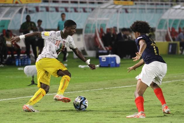 November 28, 2023, Surakarta, Central Java, Indonesia: IBRAHIM KANATE of Mali (L) runs with the ball during FIFA U-17 World Cup Semi Final match between France and Mali at Manahan Stadium. Surakarta Indonesia - ZUMAb228 0368598012st Copyright: xAnggaxBudhiyantox
