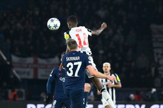 Alexander Isak ( 14 - Newcastle ) during the UEFA Champions League match between PSG and Newcastle at Parc Des Princes on November 28, 2023 in Paris, France. ( Photo by federico pestellini panoramic ) - FOOTBALL : Paris Saint Germain vs Newcastle - Ligue des Champions - 28 11 2023 FedericoPestellini Panoramic 