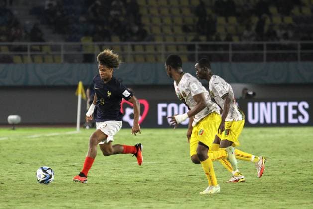 November 28, 2023, Surakarta, Central Java, Indonesia: MATHIS LAMBOURDE of France (L) runs with the ball during FIFA U-17 World Cup Semi Final match between France and Mali at Manahan Stadium. Surakarta Indonesia - ZUMAb228 0368598062st Copyright: xAnggaxBudhiyantox