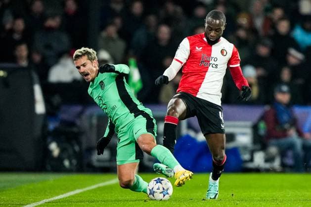 UEFA Champions League: Feyenoord v Atletico Madrid Rotterdam - Antoine Griezmann of Atletico Madrid, Lutsharel Geertruida of Feyenoord during the 5th leg of the UEFA Champions League group stage between Feyenoord v Atletico Madrid at Stadion Feijenoord De Kuip on 28 November 2023 in Rotterdam, The Netherlands. Copyright: xTomxBodex