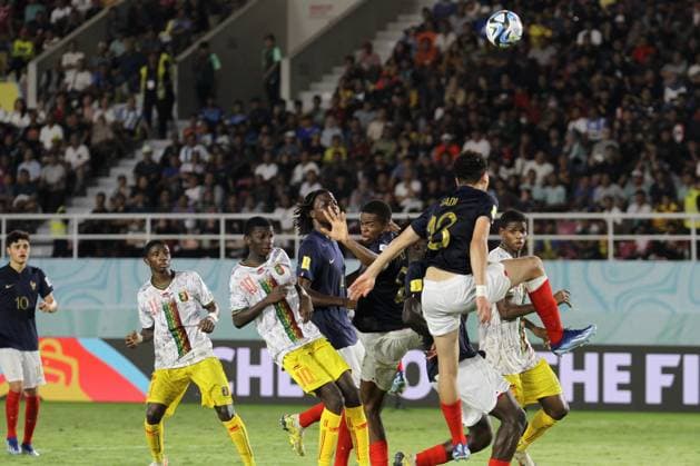 November 28, 2023, Surakarta, Central Java, Indonesia: The French and Mali national team, Nationalteam players fight over the ball during FIFA U-17 World Cup Semi Final match between France and Mali at Manahan Stadium. Surakarta Indonesia - ZUMAb228 0368598095st Copyright: xAnggaxBudhiyantox