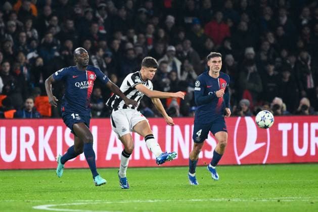 L MILEY ( 67 - Newcastle ) during the UEFA Champions League match between PSG and Newcastle at Parc Des Princes on November 28, 2023 in Paris, France. ( Photo by federico pestellini panoramic ) - FOOTBALL : Paris Saint Germain vs Newcastle - Ligue des Champions - 28 11 2023 FedericoPestellini Panoramic 