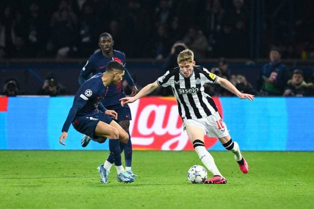 Anthony Gordon ( 10 - Newcastle ) and Achraf Hakimi ( 2 - PSG ) during the UEFA Champions League match between PSG and Newcastle at Parc Des Princes on November 28, 2023 in Paris, France. ( Photo by federico pestellini panoramic ) - FOOTBALL : Paris Saint Germain vs Newcastle - Ligue des Champions - 28 11 2023 FedericoPestellini Panoramic 