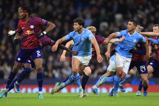 Manchester City gegen RB Leipzig 28. November 2023 UEFA Champions League Gruppe G Manchester City gegen RB Leipzig Ruben Dias und Rodri von Manchester City bei einem Freistoß Foto Simon Stacpoole Abseits Manchester UK  Copyright: xSimonxStacpoolexOffside