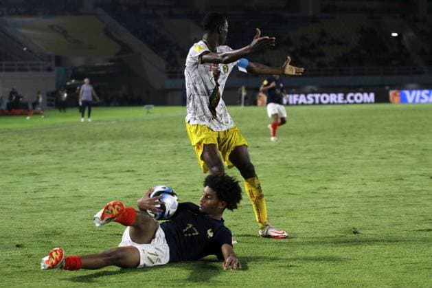 November 28, 2023, Surakarta, Central Java, Indonesia: SEKOU KONE of Mali (R) and TIDIANE DIALLO of France in actions during FIFA U-17 World Cup Semi Final match between France and Mali at Manahan Stadium. Surakarta Indonesia - ZUMAb228 0368599272st Copyright: xAnggaxBudhiyantox